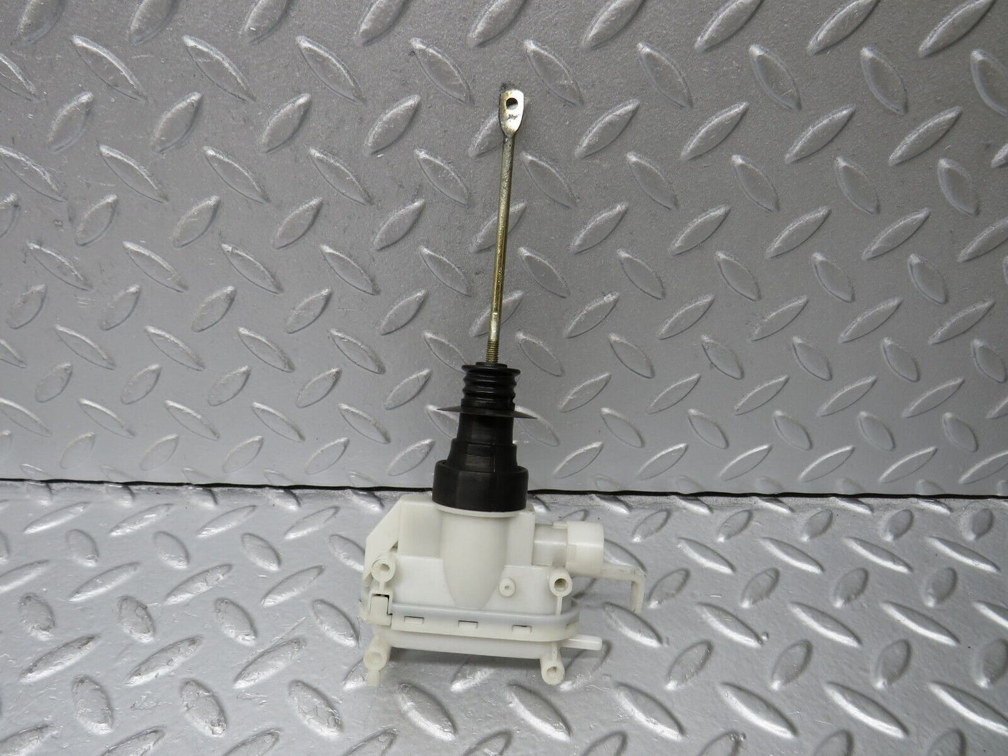 36150 Mercedes-Benz W126 420SE Front Left Door Lock Vacuum Actuator