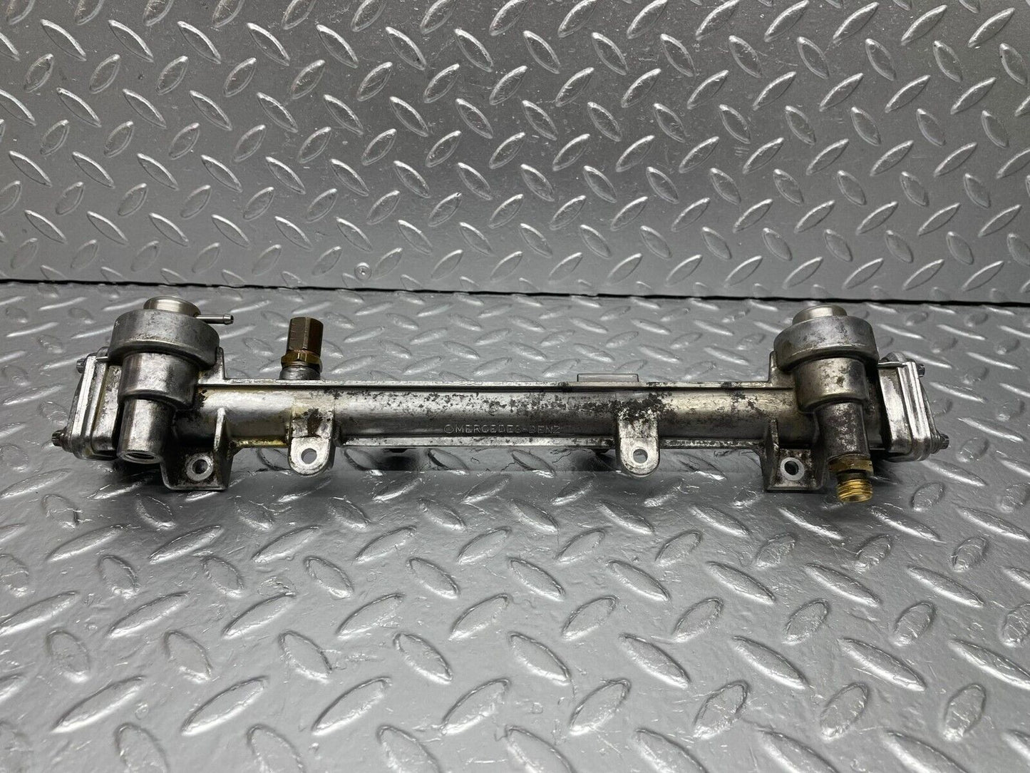 33400 Mercedes-Benz W202 C180 Fuel Injector Rail 11107845