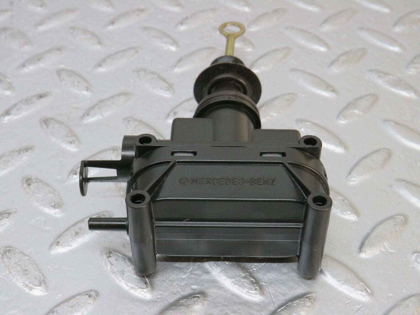33903 Mercedes-Benz W124 260E Door Lock Vacuum Actuator Front Left