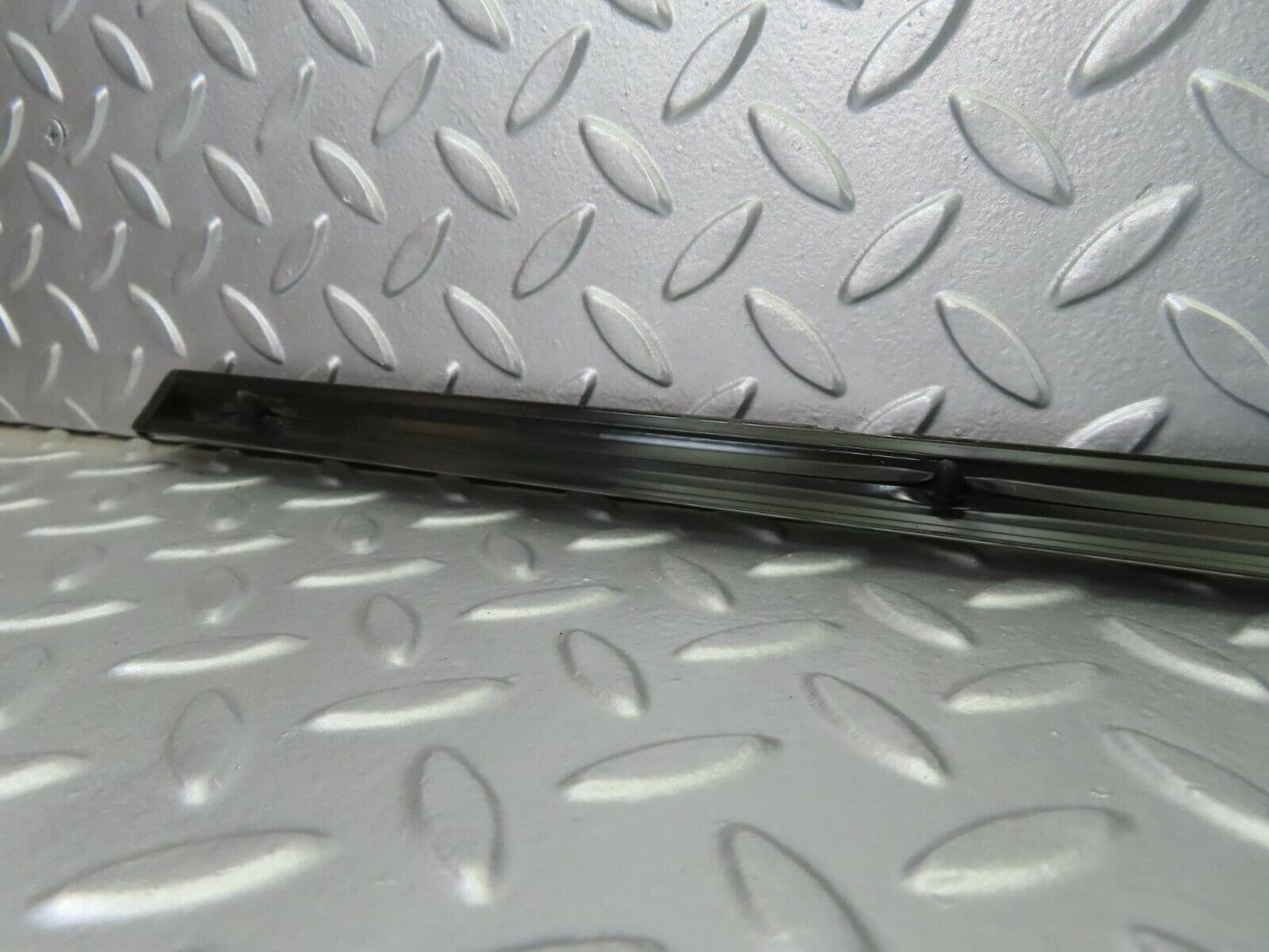 10275 Mercedes-Benz W123 Front Right Fender Centre Moulding Trim
