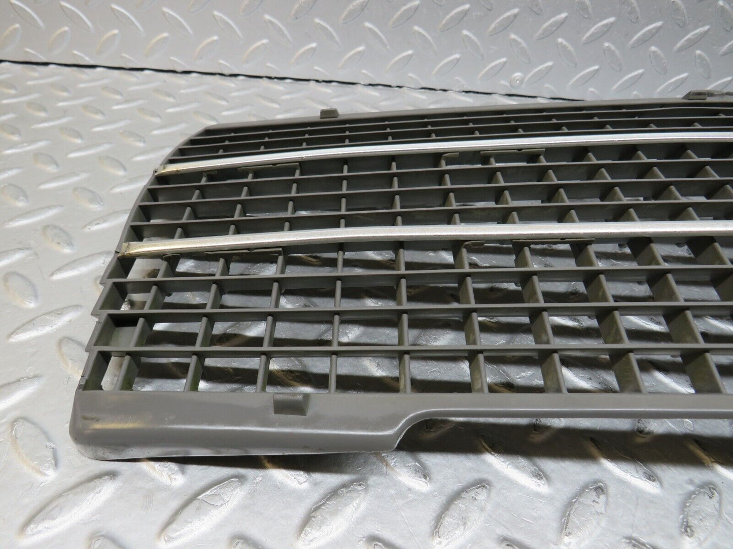 36501 Mercedes-Benz W201 190E 2.0L Bonnet Grill 2018880223