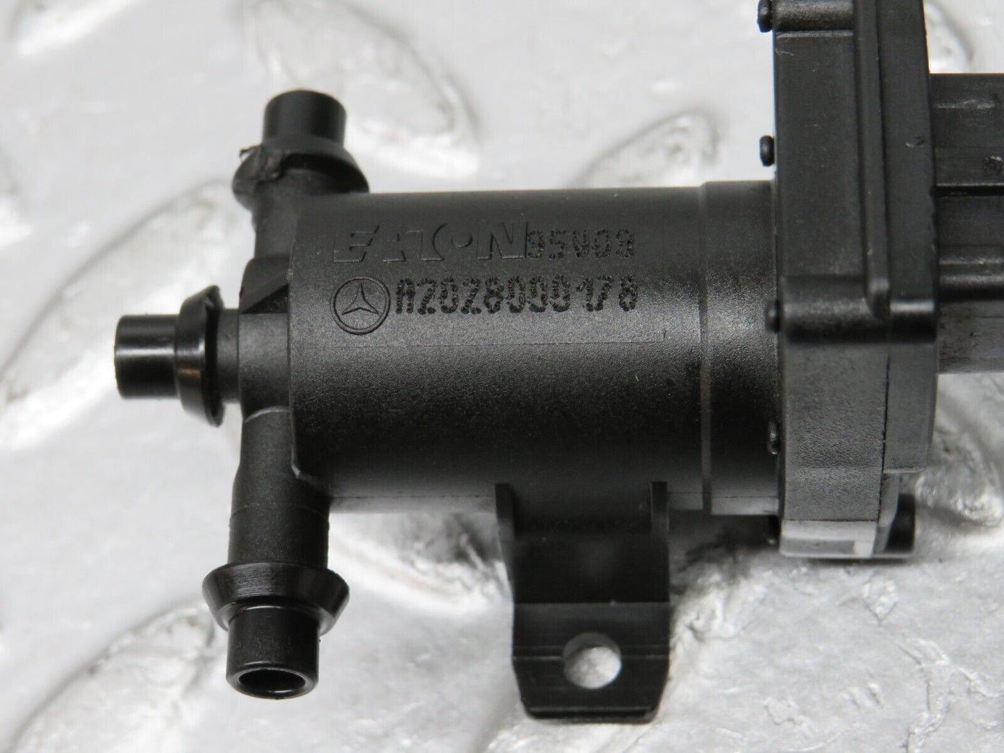 33482 Mercedes-Benz W202 C180 Heater Control Vacuum Valve 2028000178