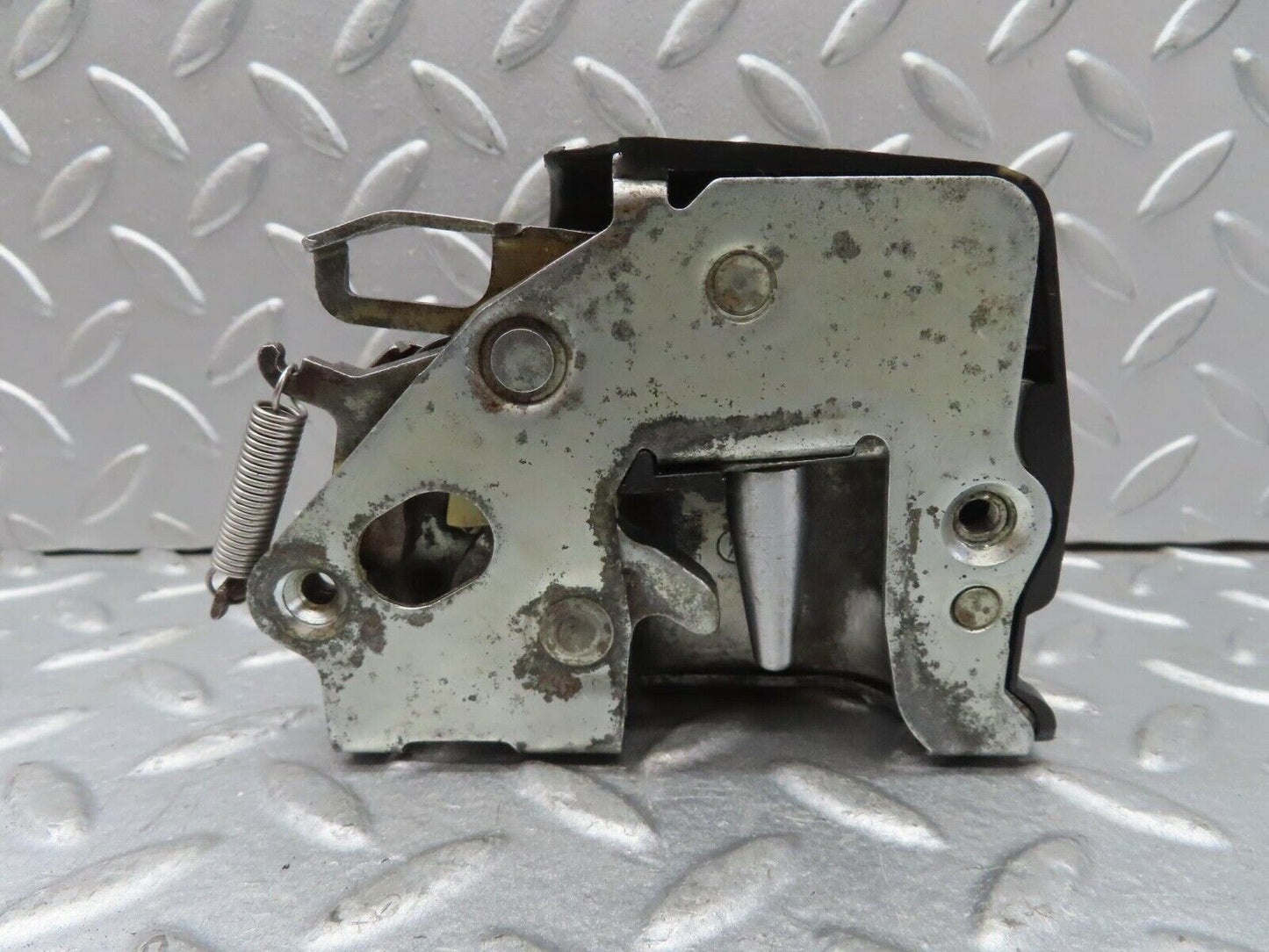 13637 Mercedes-Benz W123 200 Front Left Door Lock Mechanism 1237230108