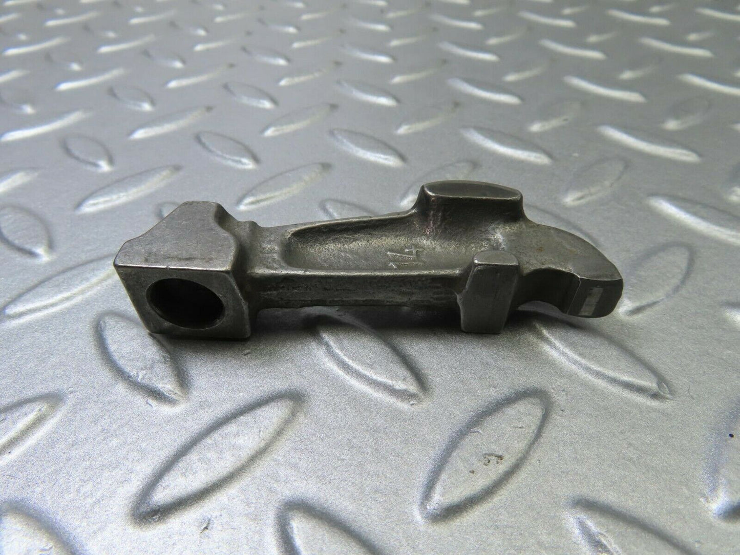 9132 Mercedes-Benz W108 Valve Rocker Arm With Retaining Spring
