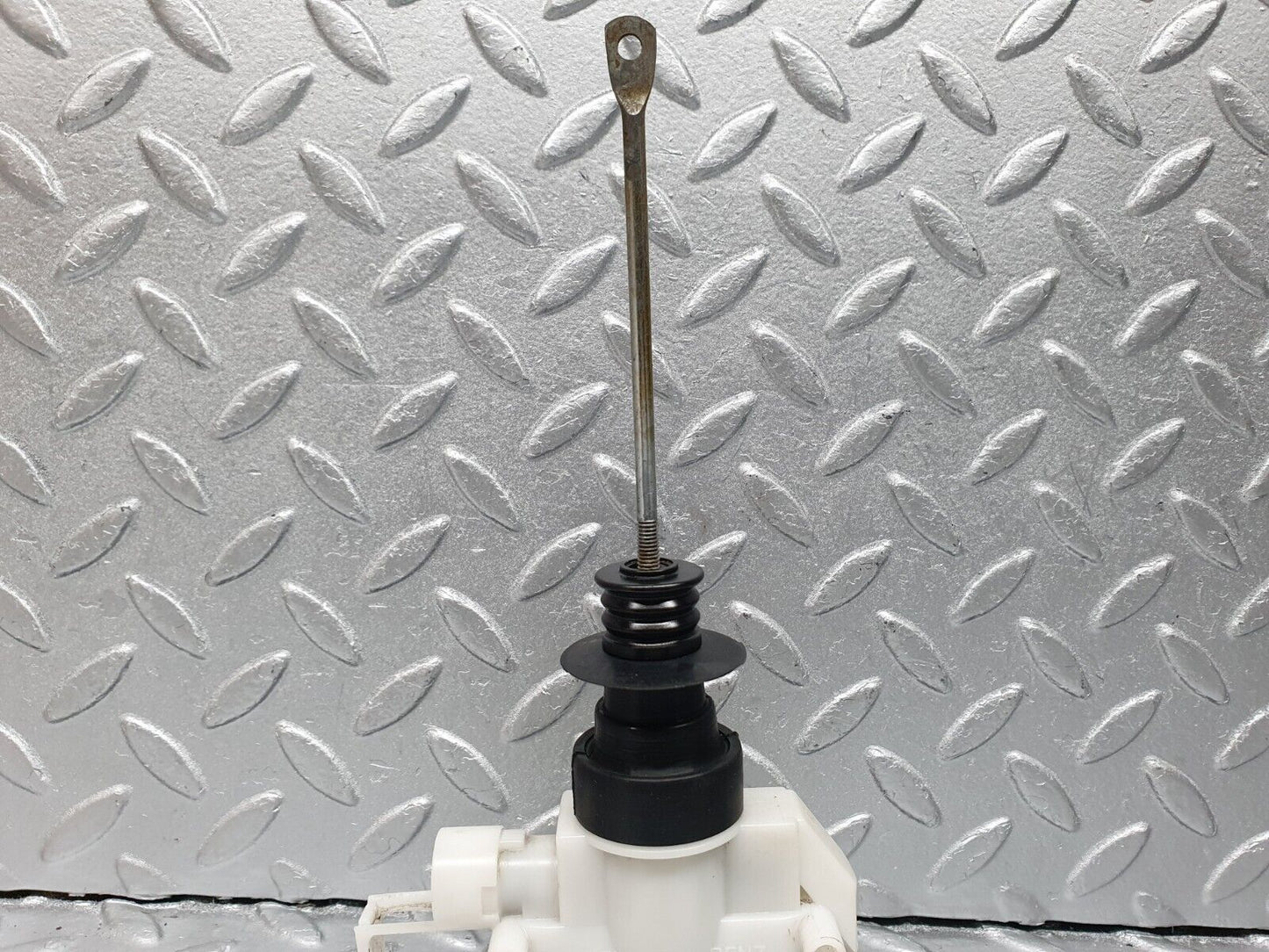 41010 Mercedes-Benz W126 300SE Front Left Door Lock Vacuum Actuator