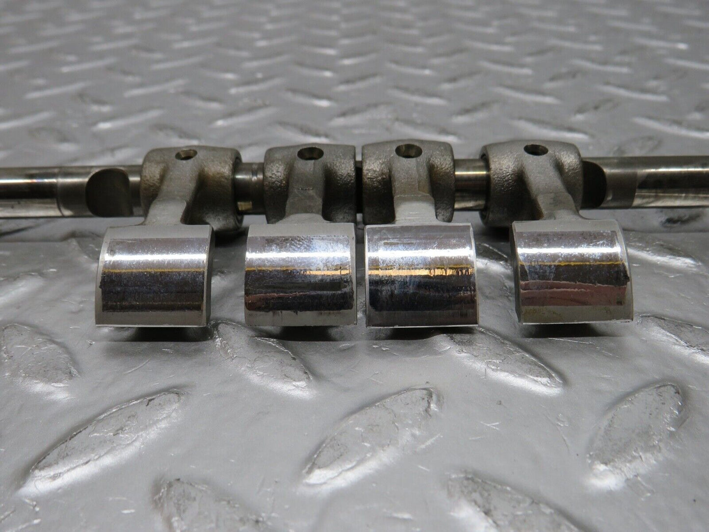 0362 Mercedes-Benz W123 220D  Camshaft Rocker Arm With Shaft
