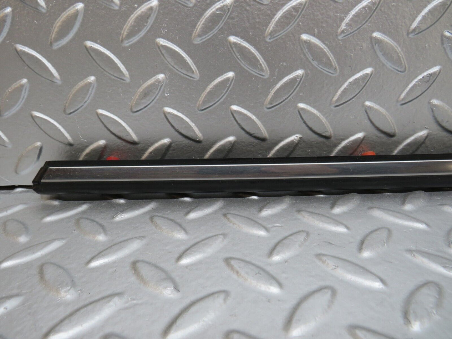27894 Mercedes-Benz W123 280E Front Right Door Centre Moulding Trim