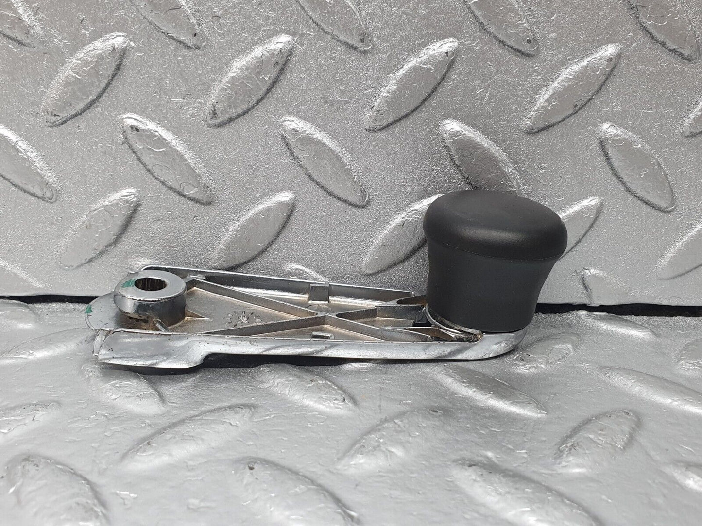 44062 Mercedes-Benz C123 230CE Coupe Rear Window Lifter Crank Handle