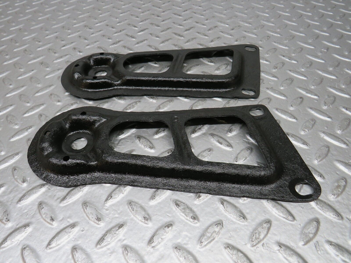 32140 Mercedes-Benz W123 230E Rear Suspension Axle Mounting Bracket