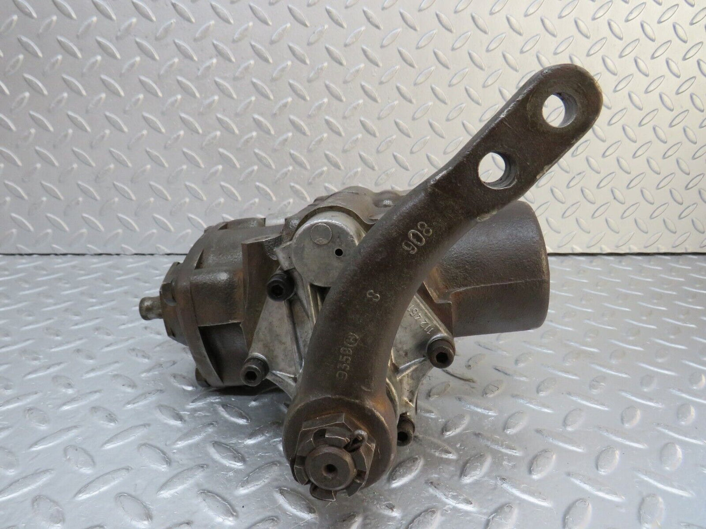 37599 Mercedes-Benz W109 300SEL Steering Box Rack 1124612705 1094610401