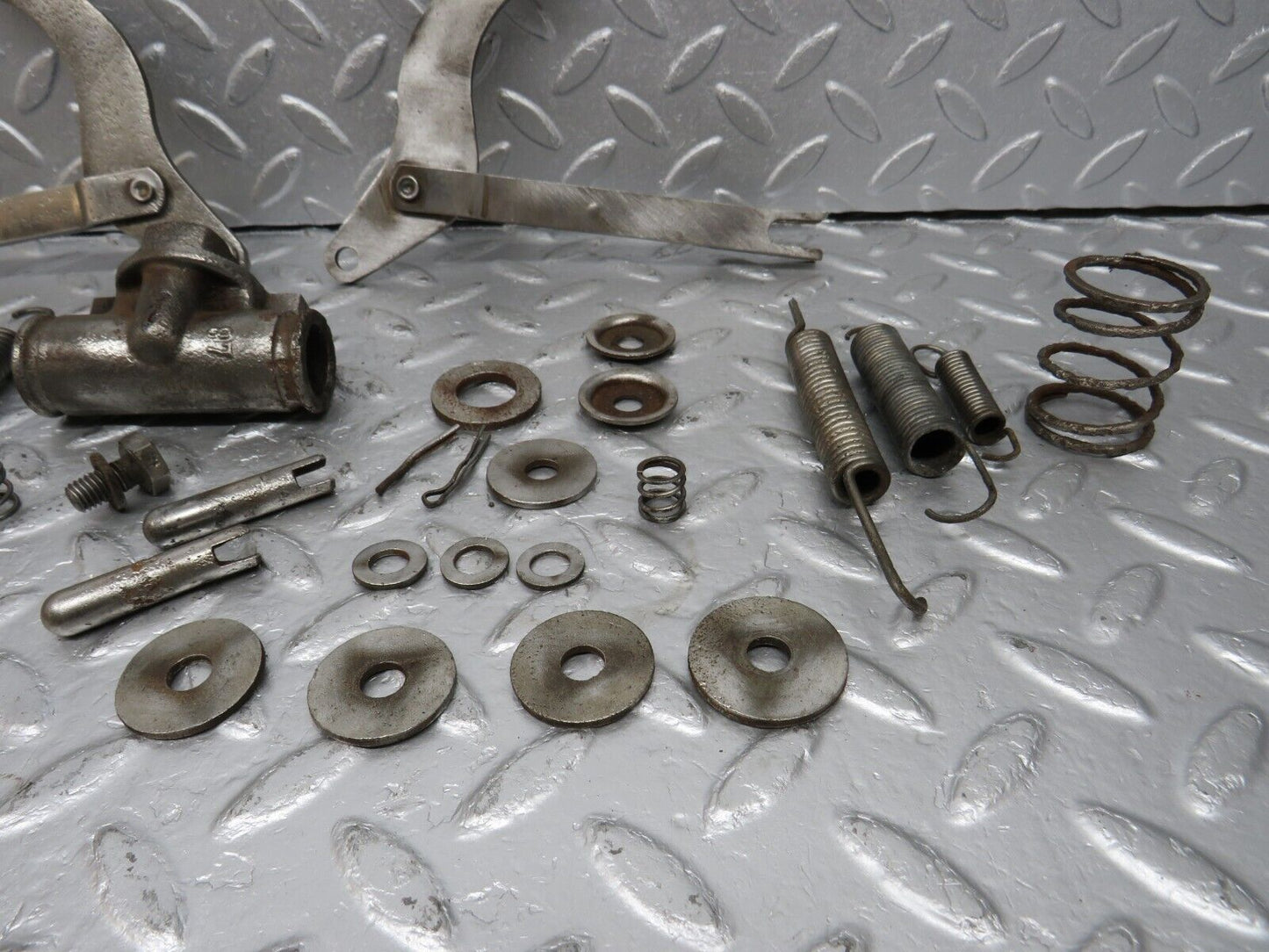 40504 Mercedes-Benz W110 230 Rear Brake Shoes Accessories Left And Right