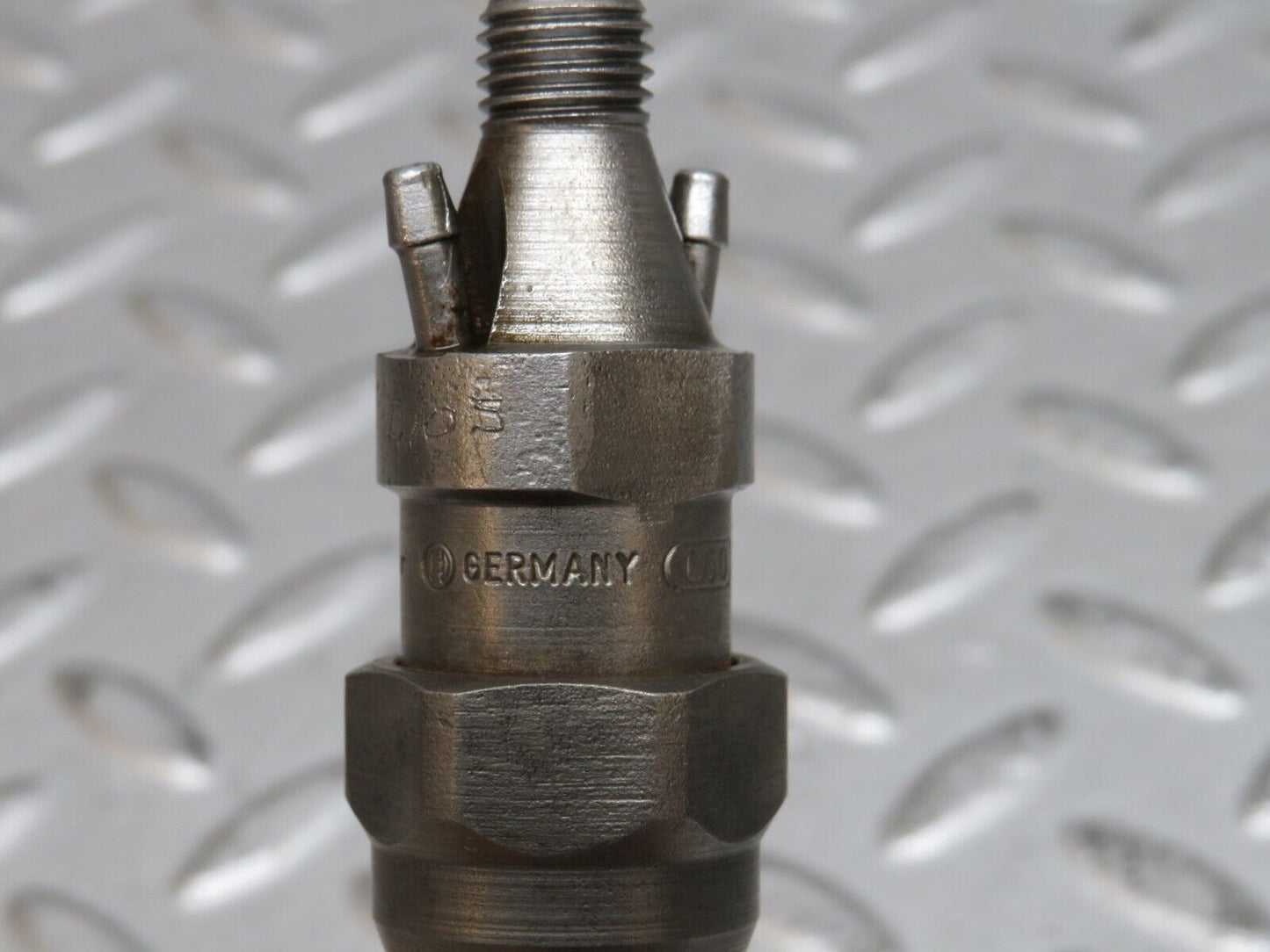 28504 Mercedes-Benz S123 240D Wagon Fuel Injector Bosch KCA30S35/4