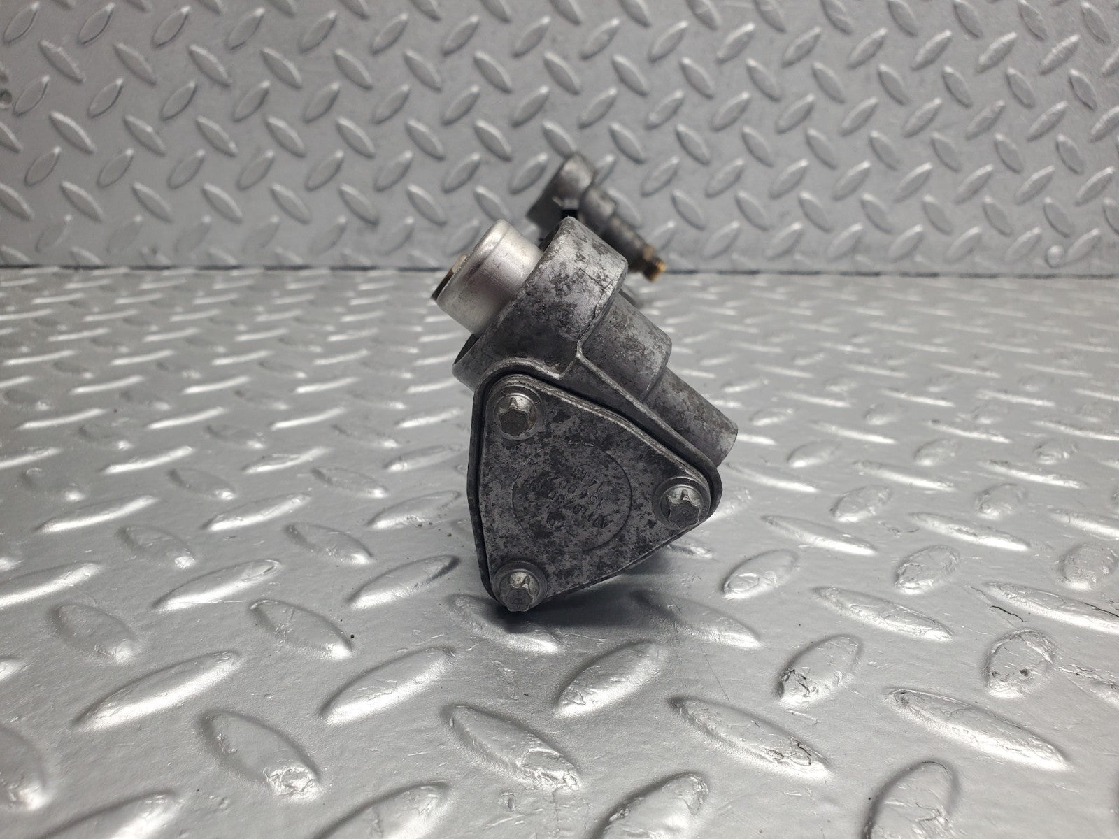 W124 Wagon fuel injector rail used OEM