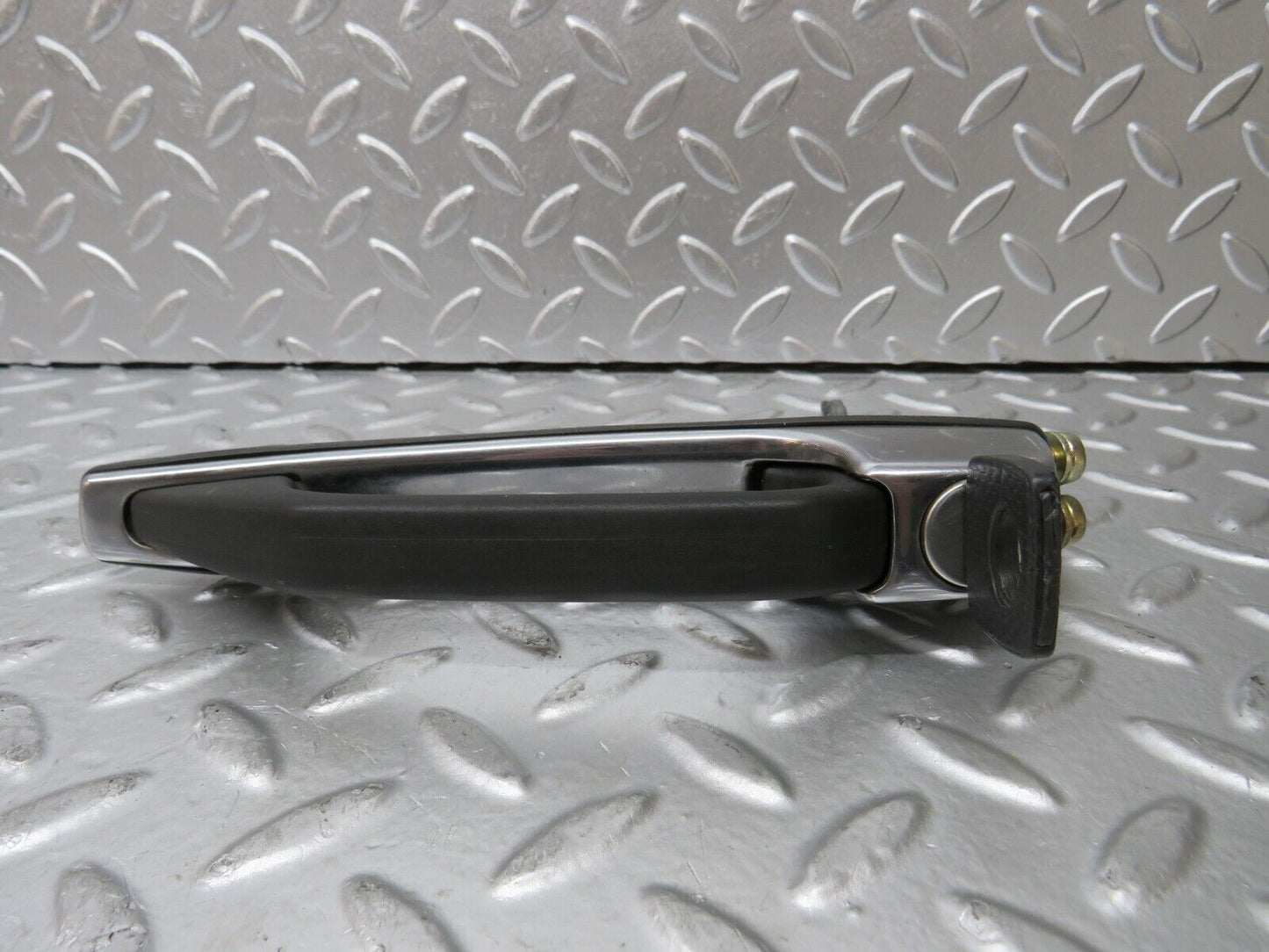 29847 Mercedes-Benz W123 230E Front Left Exterior Door Handle With Key