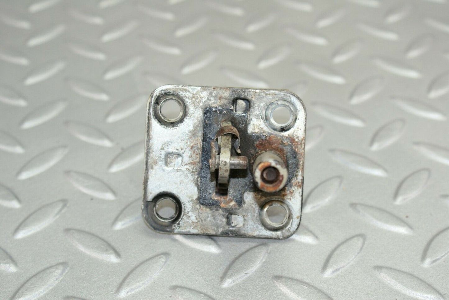 2976 Mercedes-Benz C123 280CE Coupe Bonnet Lock Catch