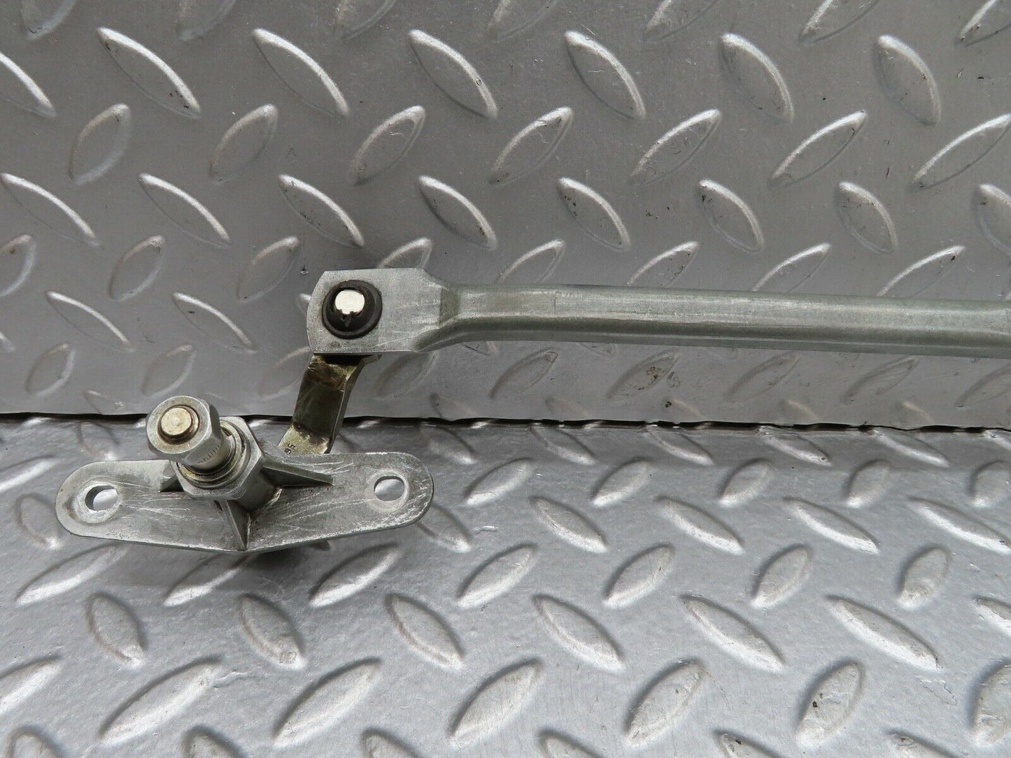 19131 Mercedes-Benz W123 300D Windscreen Wiper Linkage LHD