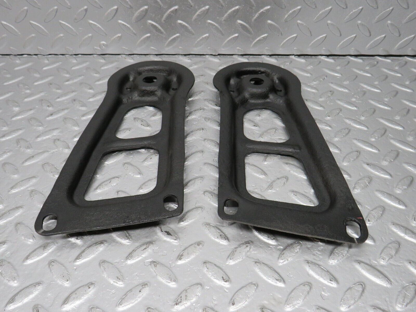 40543 Mercedes-Benz W123 300D Rear Suspension Axle Mounting Bracket
