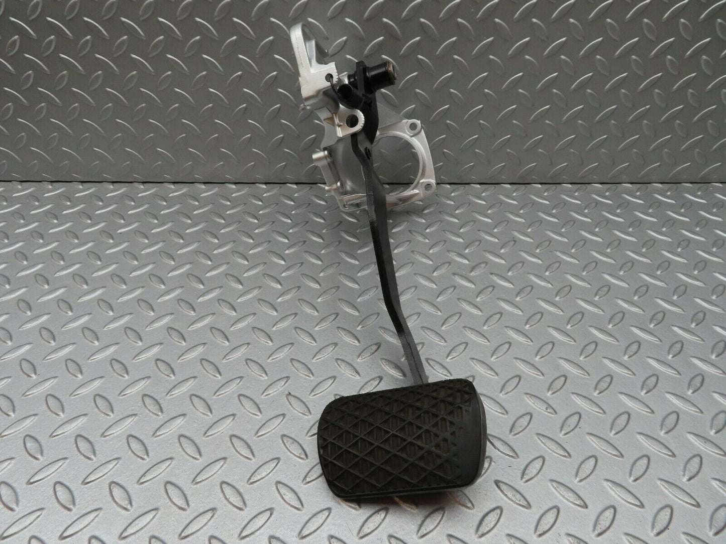 3947 Mercedes-Benz S123 200T Wagon Brake Pedal Assembly 1232900219