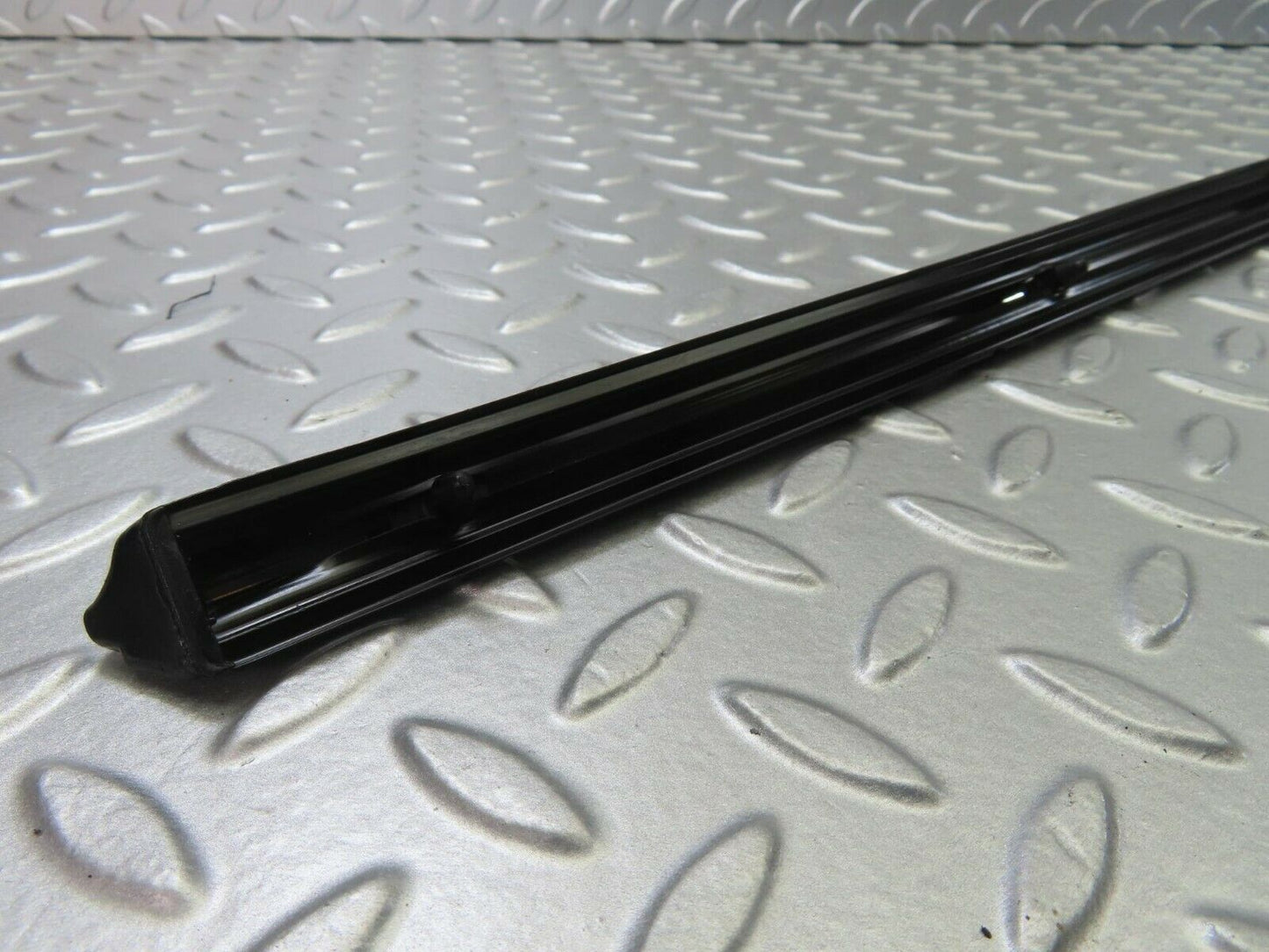 10252 Mercedes-Benz W123 Front Left Door Centre Moulding Trim