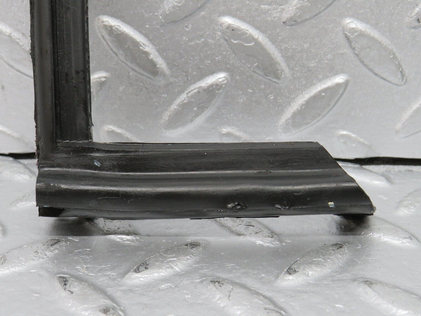 39171 Mercedes-Benz R107 500SL Coupe Front Right Rubber Window Guide 1077250225