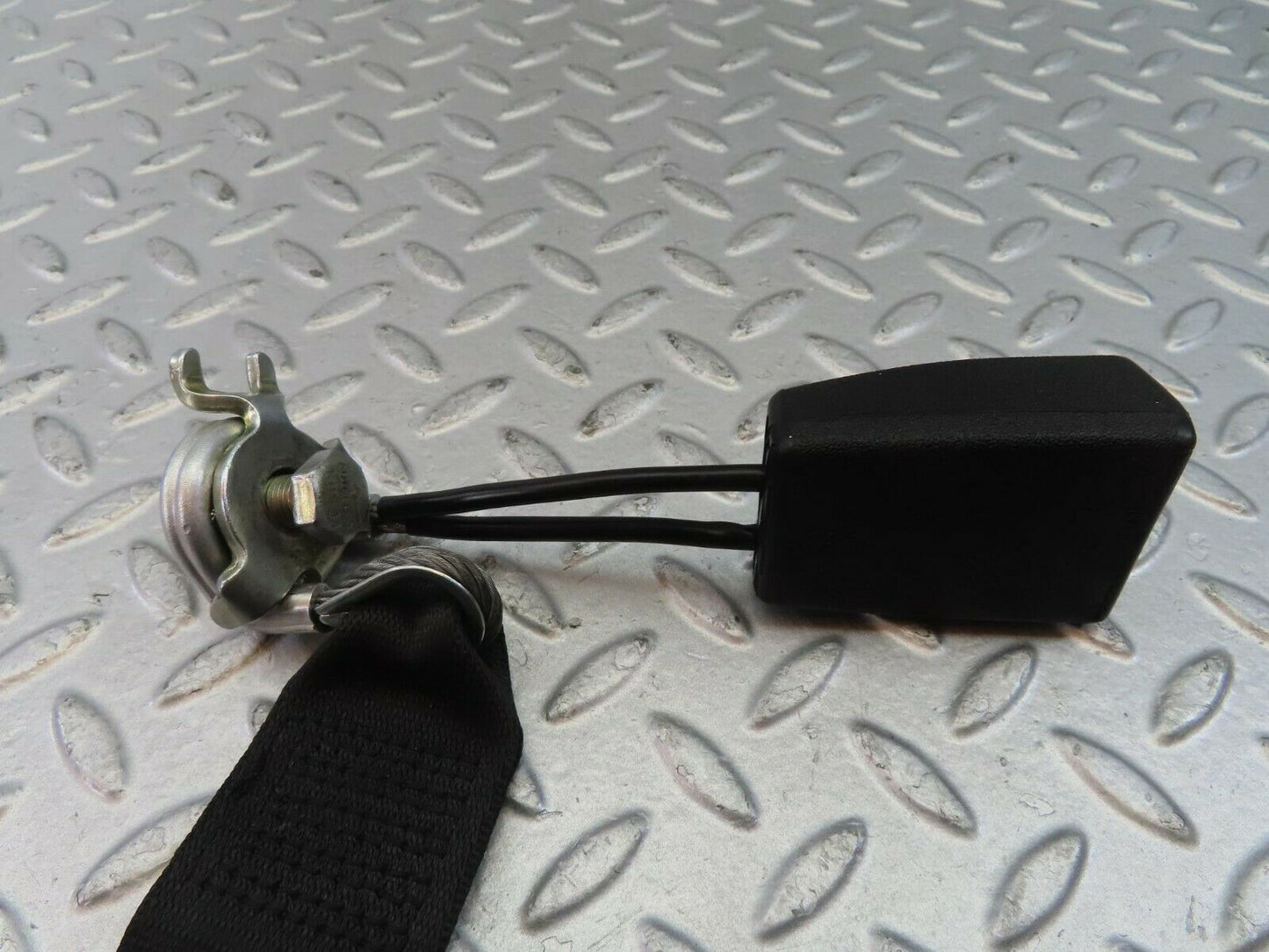 10383 Mercedes-Benz W201 190E Rear Middle Seat Belt Buckle 2018606069