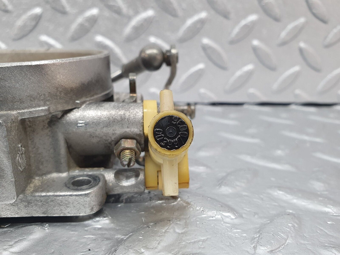 43580 Mercedes-Benz C126 380SEC Coupe Throttle Body Valve 0039970036