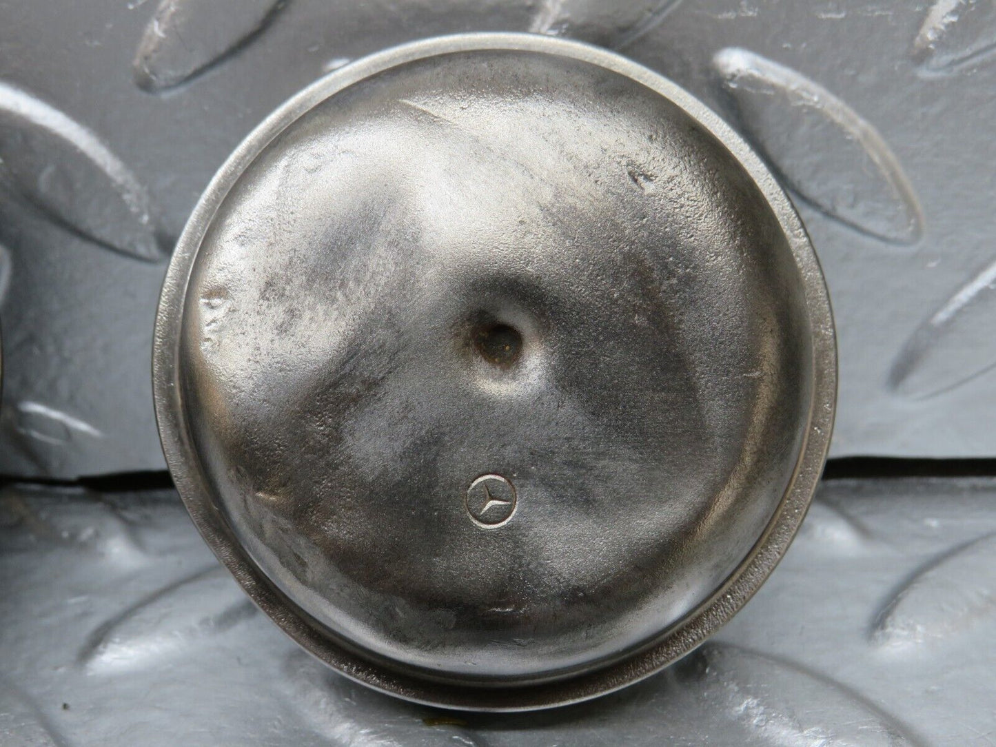 25654 Mercedes-Benz W124 280E Wheel Hub Locking Cap