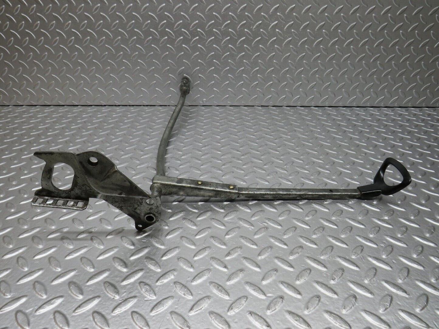 33204 Mercedes-Benz C107 R107 Front Left Seat Sliding Adjust Handle