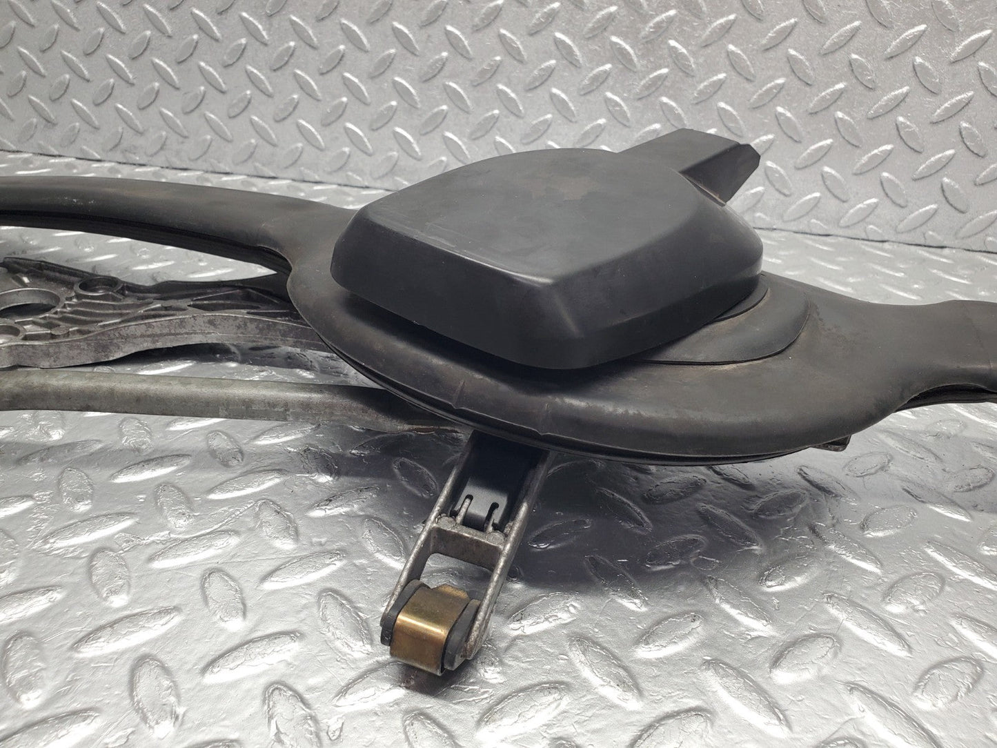 W124 Wagon windscreen wiper mechanism linkage used OEM