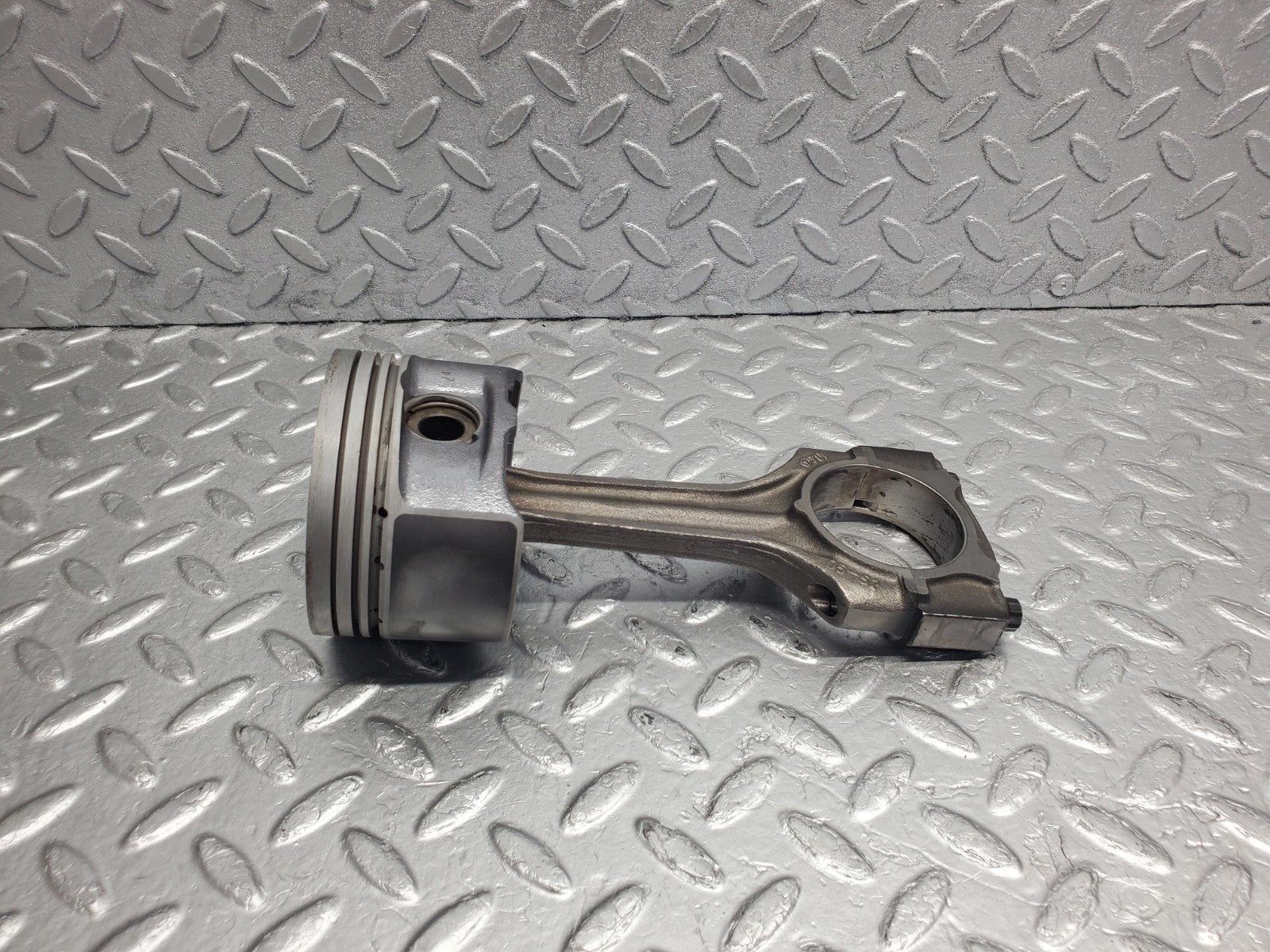 W124 Wagon piston with connecting rod used OEM