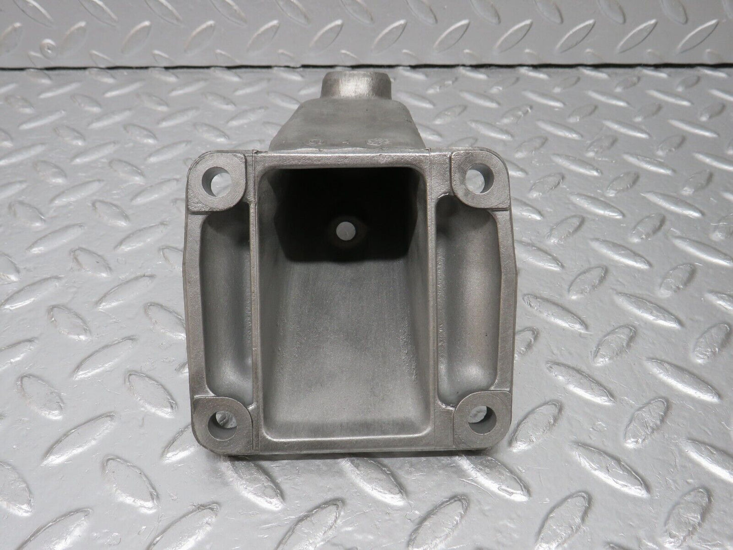 33532 Mercedes-Benz W202 C180 Engine Mount Bracket Left Side 1112230904
