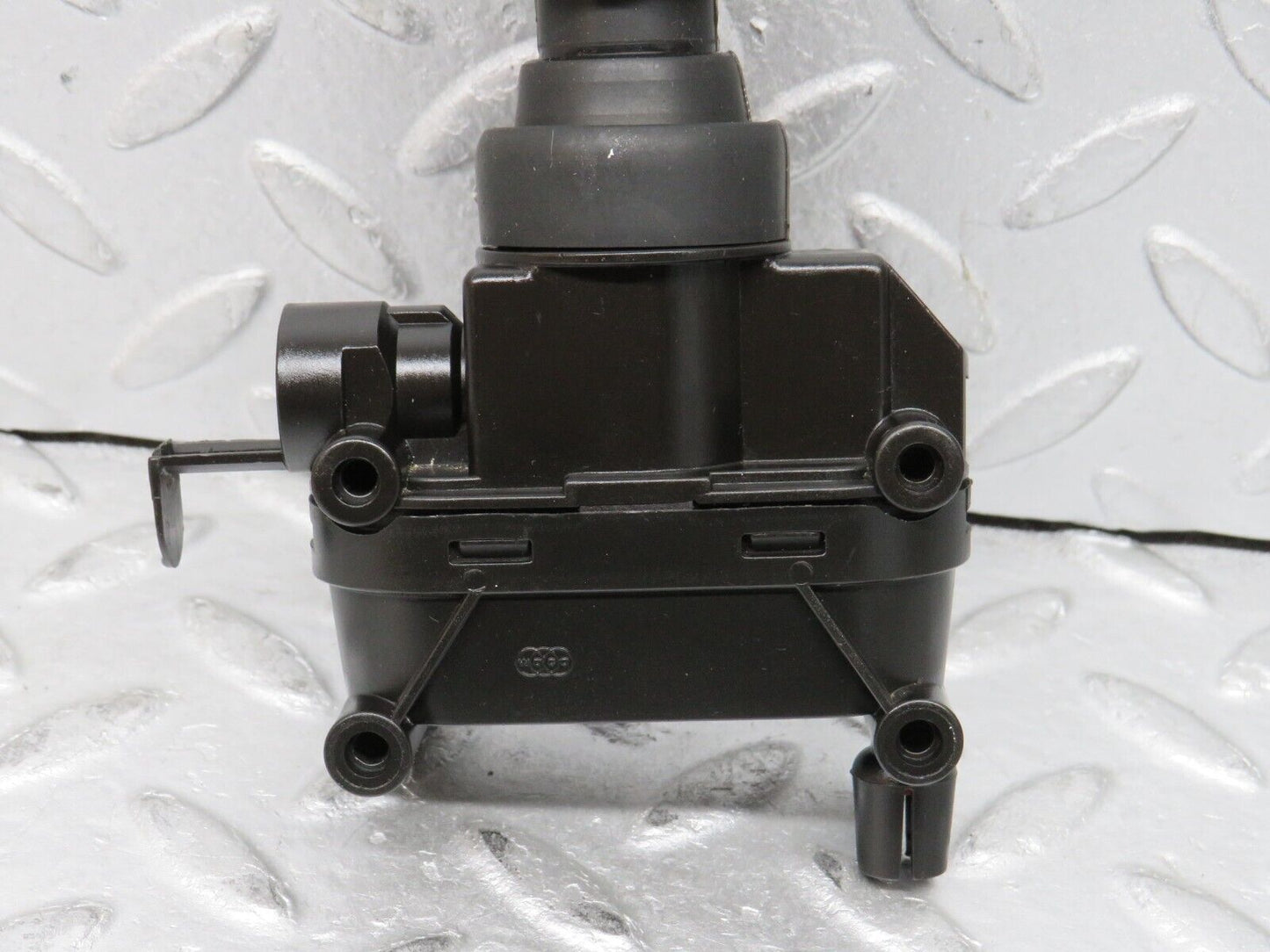 37772 Mercedes-Benz A124 320E Cabriolet Left Door Lock Vacuum Actuator