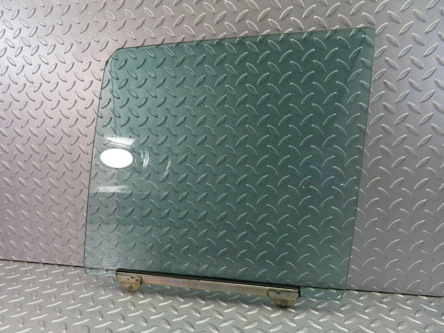 7864 Mercedes-Benz W115 220D Front Left Door Window Glass