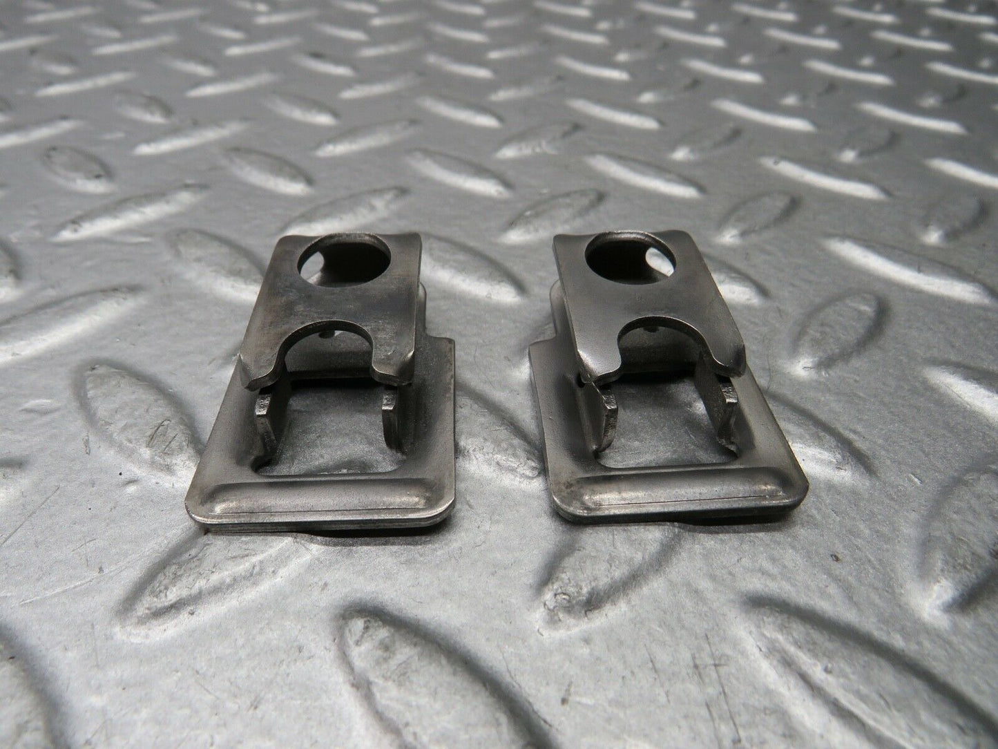 21802 Mercedes-Benz W126 300SE Fuel Injector Bracket 2 pcs