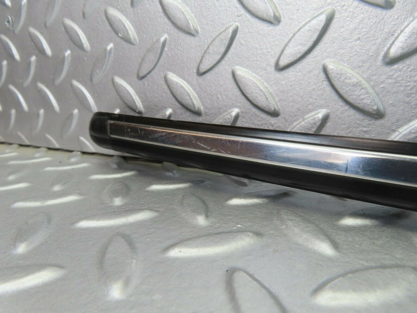 10267 Mercedes-Benz W123 Front Left Fender Centre Moulding Trim