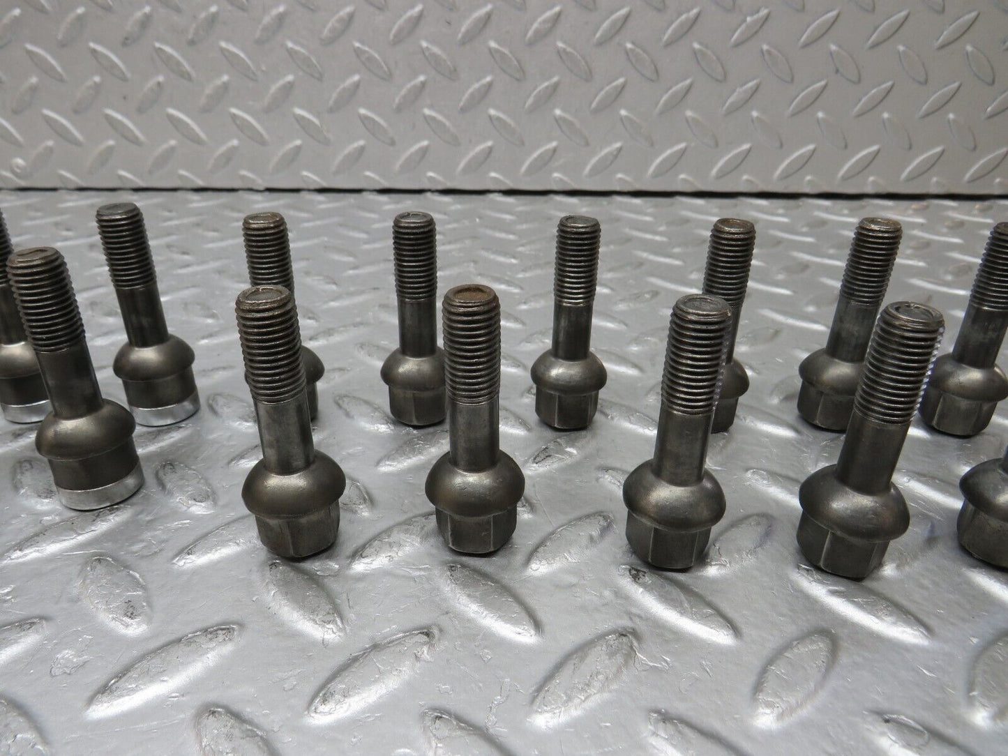 37998 Mercedes-Benz A124 Cabriolet Alloy Wheel Lug Bolt Set With Locking Bolts M12x1.5