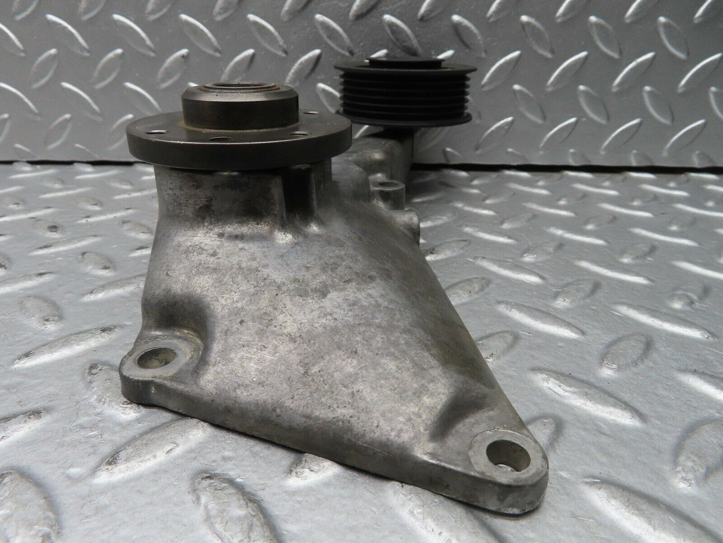 21713 Mercedes-Benz W126 300SE Engine Cooling Fan Clutch Bracket 1032050805