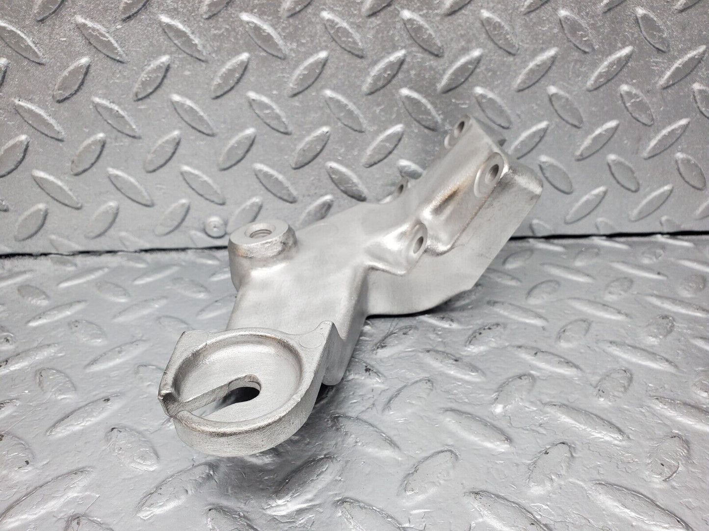 45923 Mercedes-Benz W126 420SE Engine Mount Bracket Left Side 1162235404