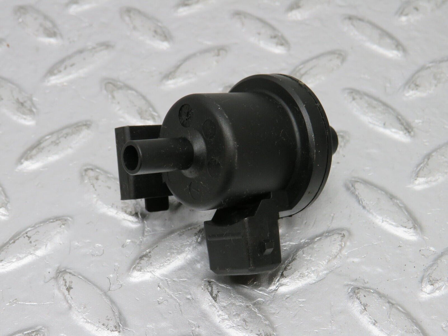 33313 Mercedes-Benz W202 C180 Fuel Purge Valve 2024700093