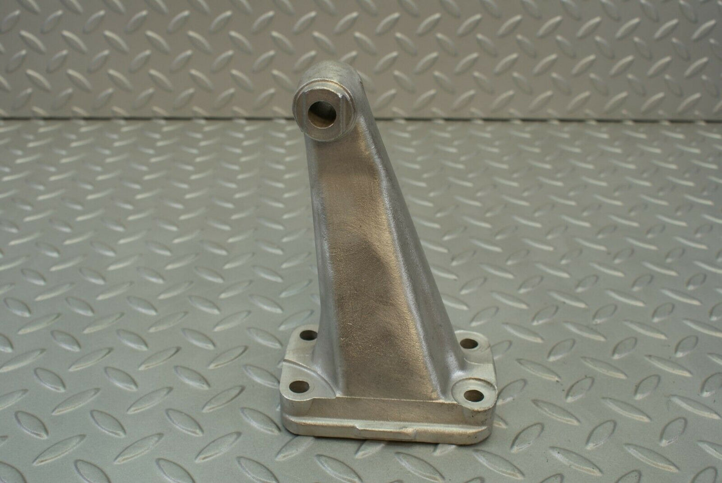 3070 Mercedes-Benz W115 220D Engine Mount Bracket Right Side 1152230504