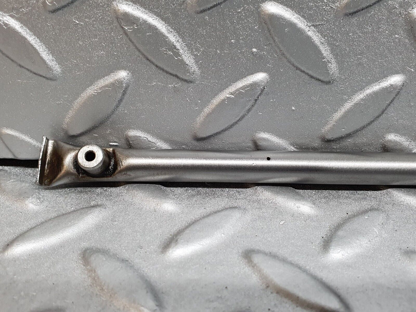 43072 Mercedes-Benz W123 Camshaft Oil Tube
