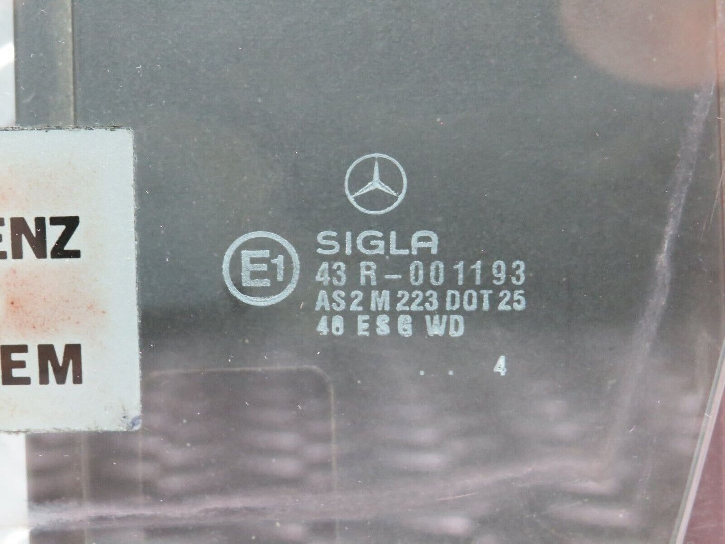 25646 Mercedes-Benz W124 280E Front Left Door Window Glass