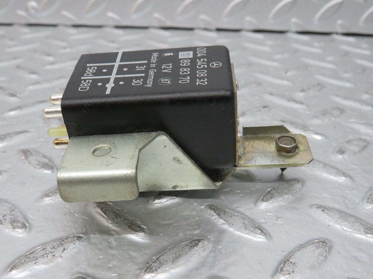 32392 Mercedes-Benz S124 300TE Wagon Instrument Cluster Light Relay 0045450832
