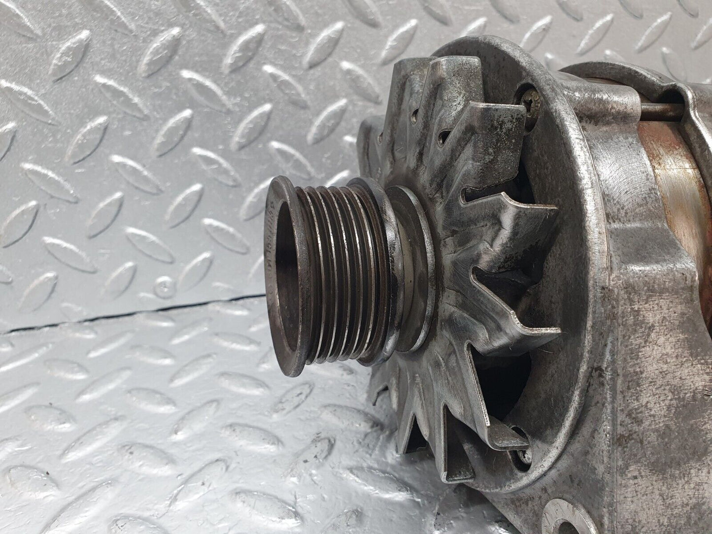 42738 Mercedes-Benz W201 190 2.0L Alternator Generator 0986033740 0120489324 6011550115