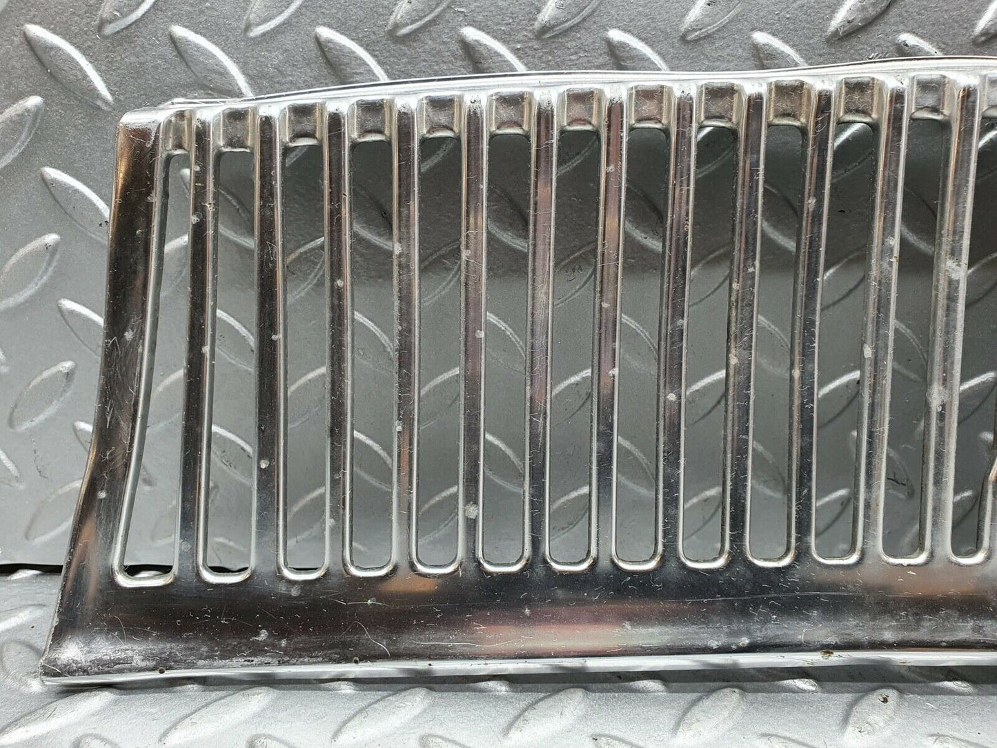 0160 Mercedes-Benz W116 350SE Air Intake Grill Chrome