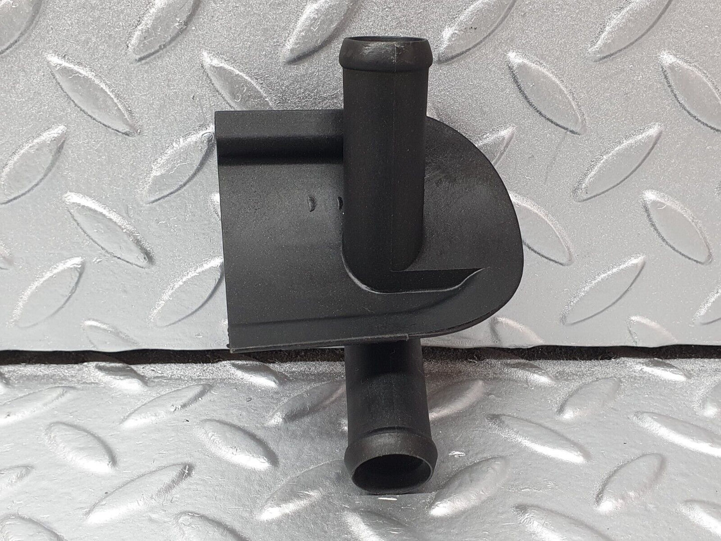 42129 Mercedes-Benz W202 C200 Heater Hose Pipe Connector 2028321215