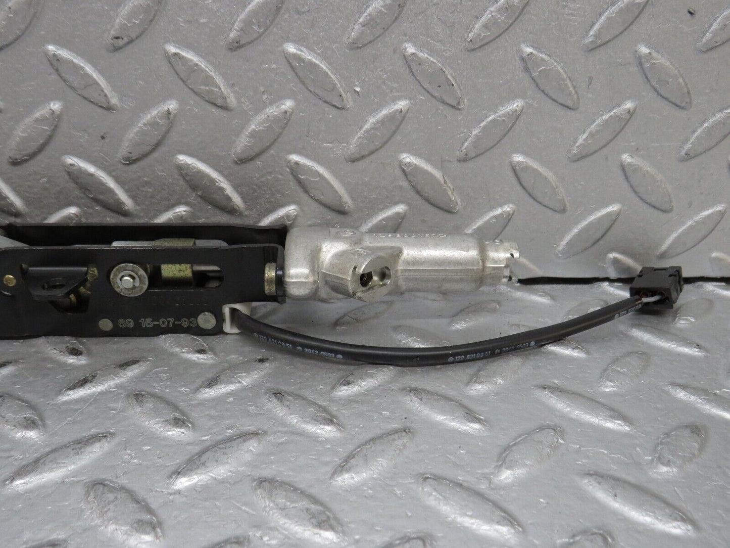 37820 Mercedes-Benz A124 320E Cabriolet Soft Top Lock Latch Left 1247700426 1298210951 1298001672