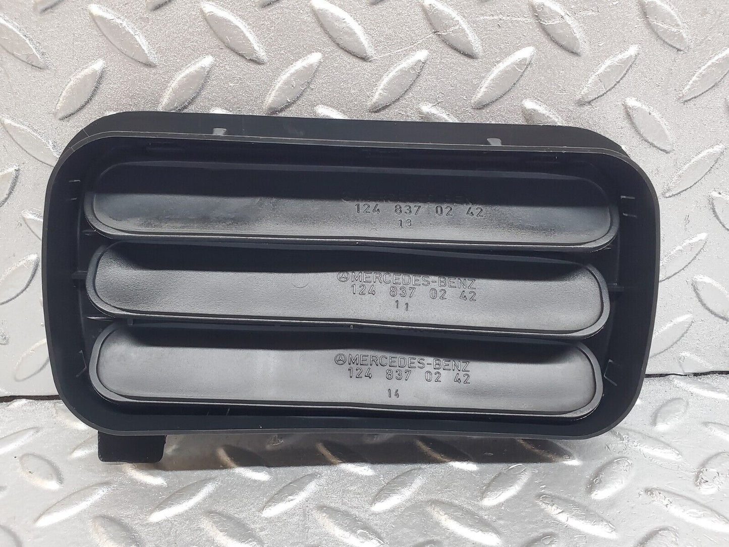 44735 Mercedes-Benz W124 220E Rear Air Intake Vent Left 1248370230 1248370242