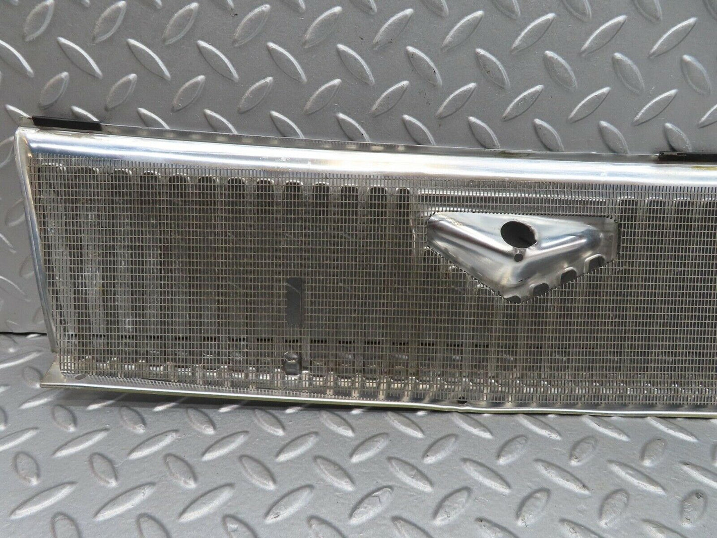 14208 Mercedes-Benz W116 350SE Air Intake Chrome Grill