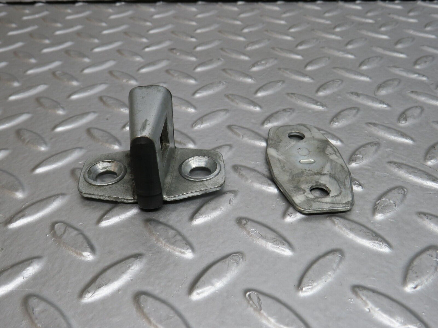 29573 Mercedes-Benz W124 230E Door Lock Latch